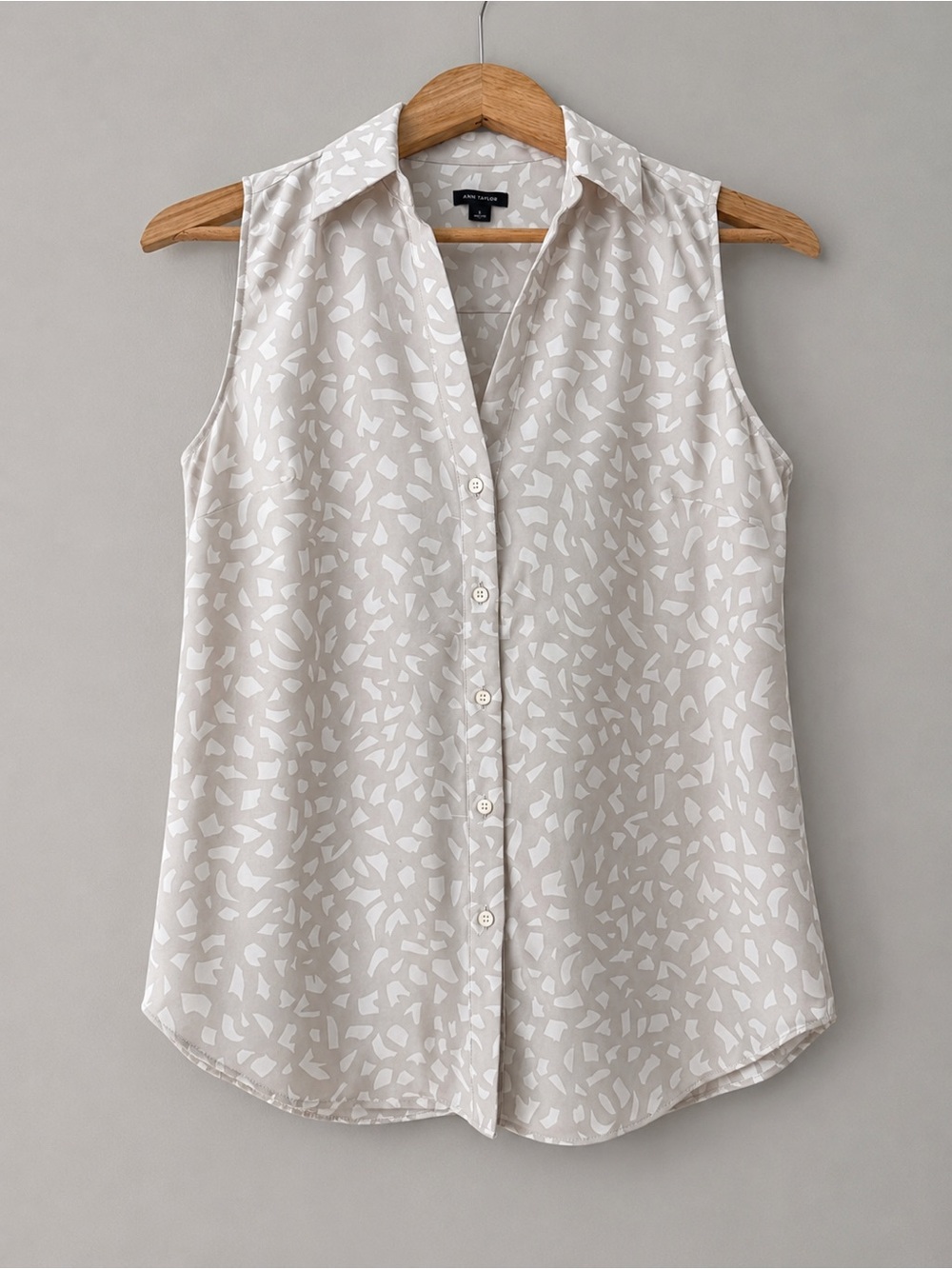 Ann Taylor Sleeveless Blouse Women S Beige White Abstract Print Button Front